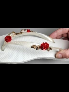 Havaianas RARE White Flip Flops with Red Rose and Chevron Design Size 7/8
